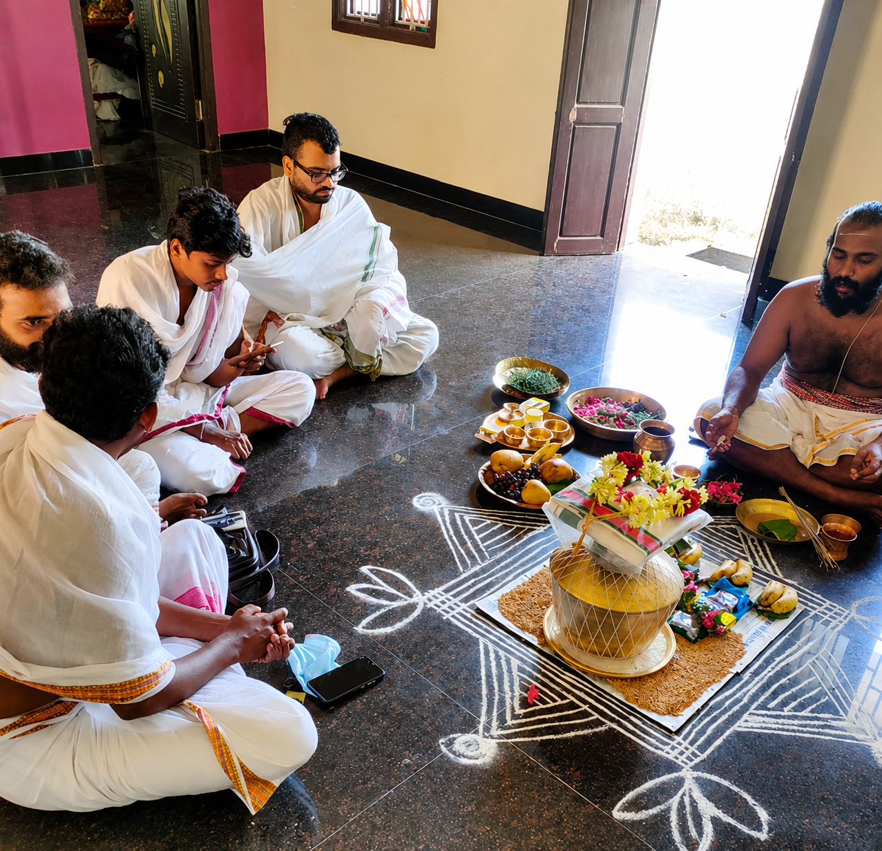 Priest performing Thila Homam at Rameswaram